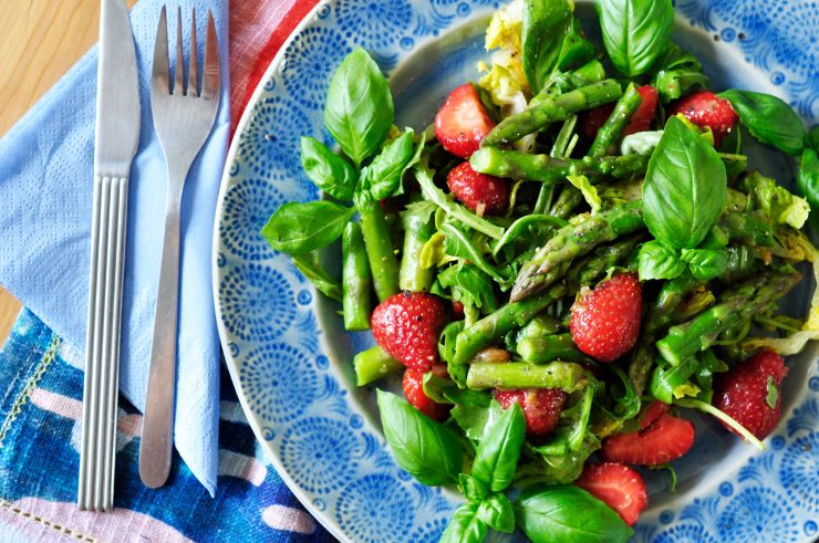 Grüner Spargelsalat mit Erdbeeren Basilikum Rucola und Latuga